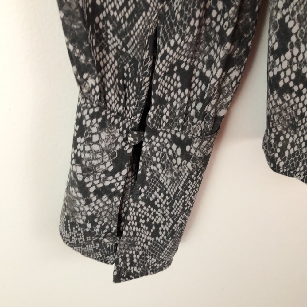 Free People Modern Muse Snakeskin Button Down Peasant Bouse Size Small - Picture 5 of 8